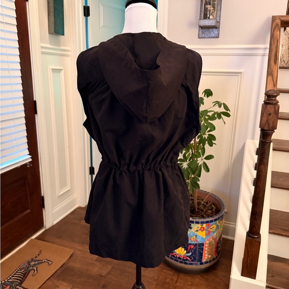 Active USA NWOT Black Hooded Vest with Pockets and Drawstring - Picture 4 of 7